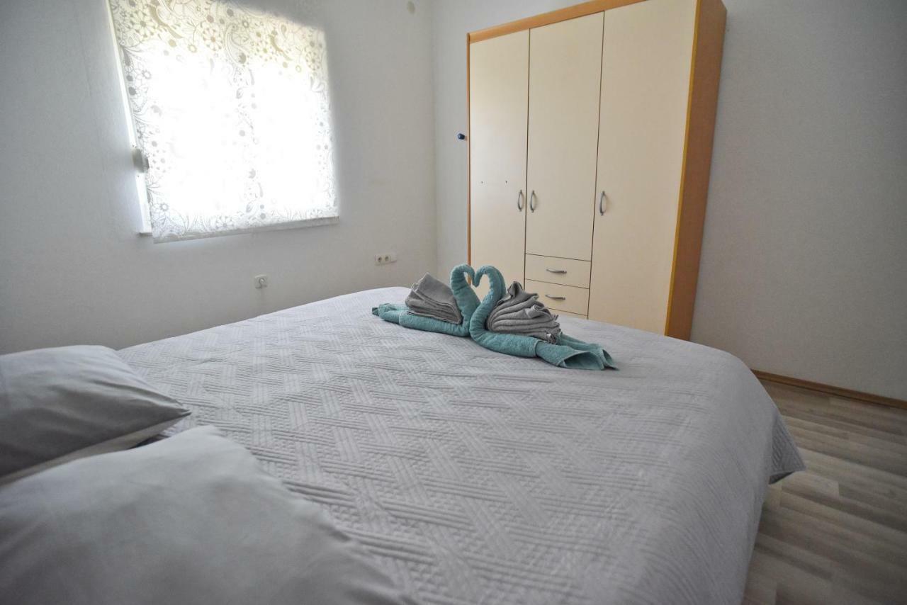 Mihaela Apartment Zara Esterno foto